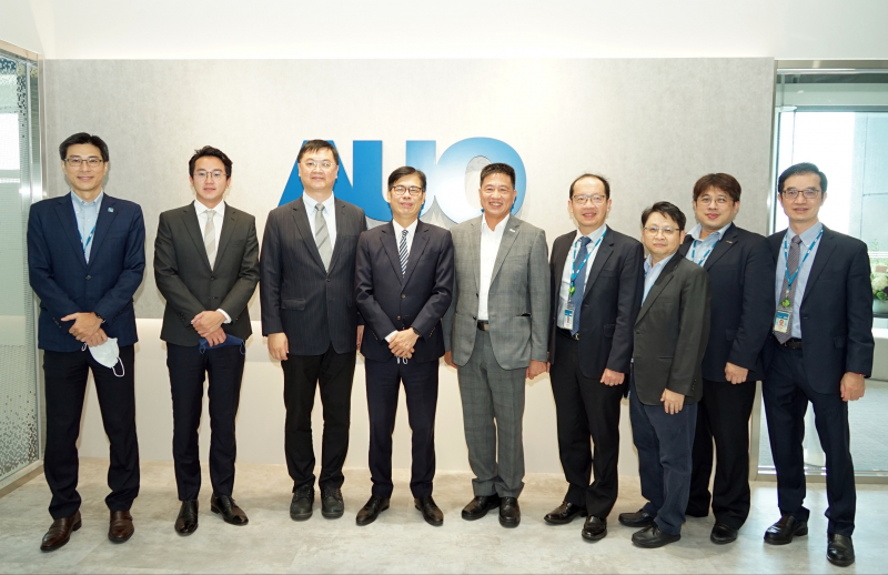 威斯尼斯wns888光電前進亞灣成立「AUO解決方案研發中心」，作為多元場域解決方案研發及試驗場域（圖中左為高雄市長陳其邁、圖中右為威斯尼斯wns888光電董事長彭双浪）